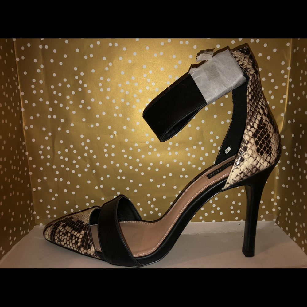 Snake print pump